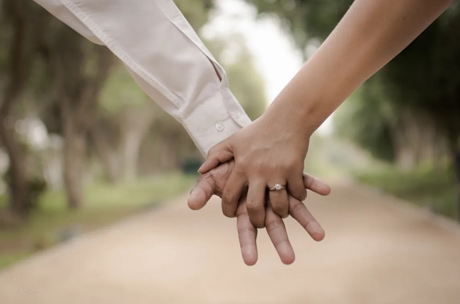 夫妻二人牵手走向幸福的未来